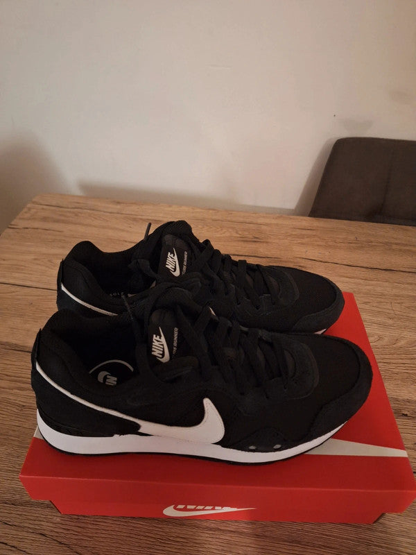 Nike Venture Runner (Black/White, Size 40)