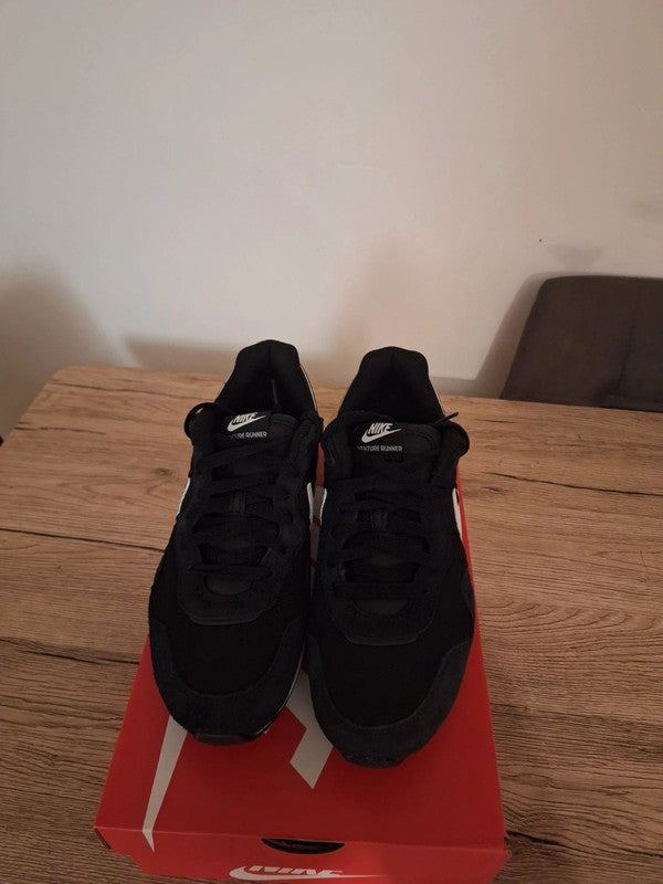 Nike Venture Runner (Black/White, Size 40)