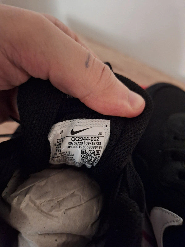 Nike Venture Runner (Black/White, Size 40)