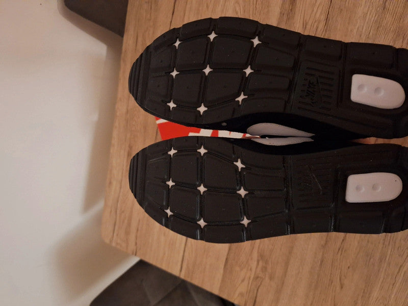 Nike Venture Runner (Black/White, Size 40)
