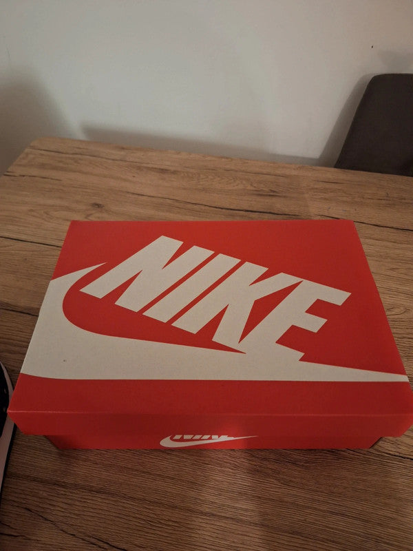 Nike Venture Runner (Black/White, Size 40)