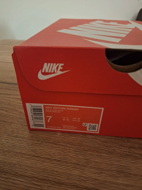 Nike Venture Runner (Black/White, Size 40)