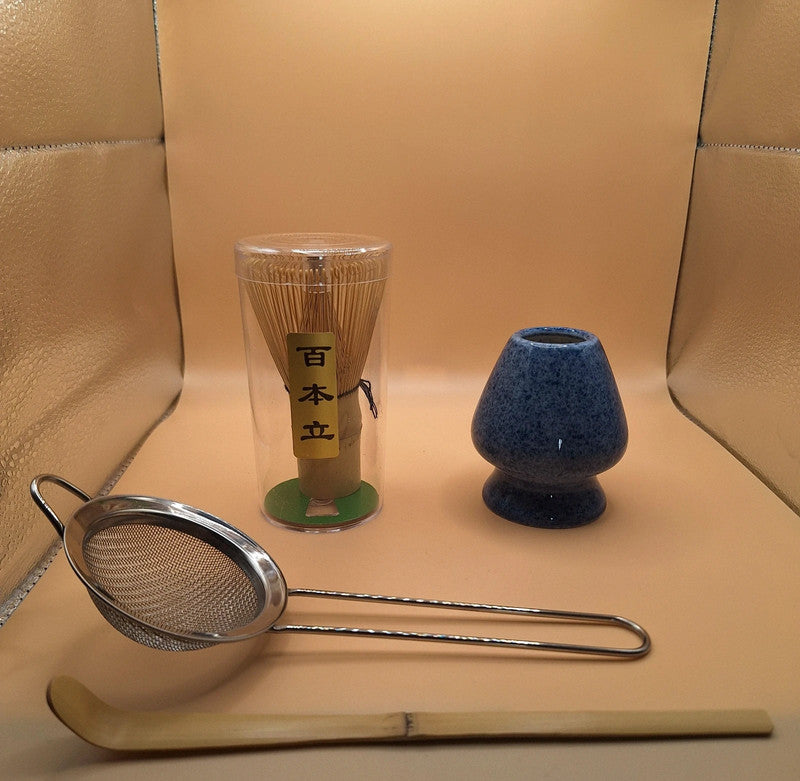 Set de Matcha 4 pièces – Support bleu à point blancs