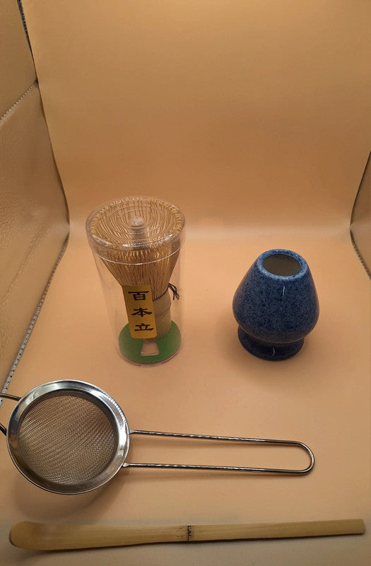 Set de Matcha 4 pièces – Support bleu à point blancs