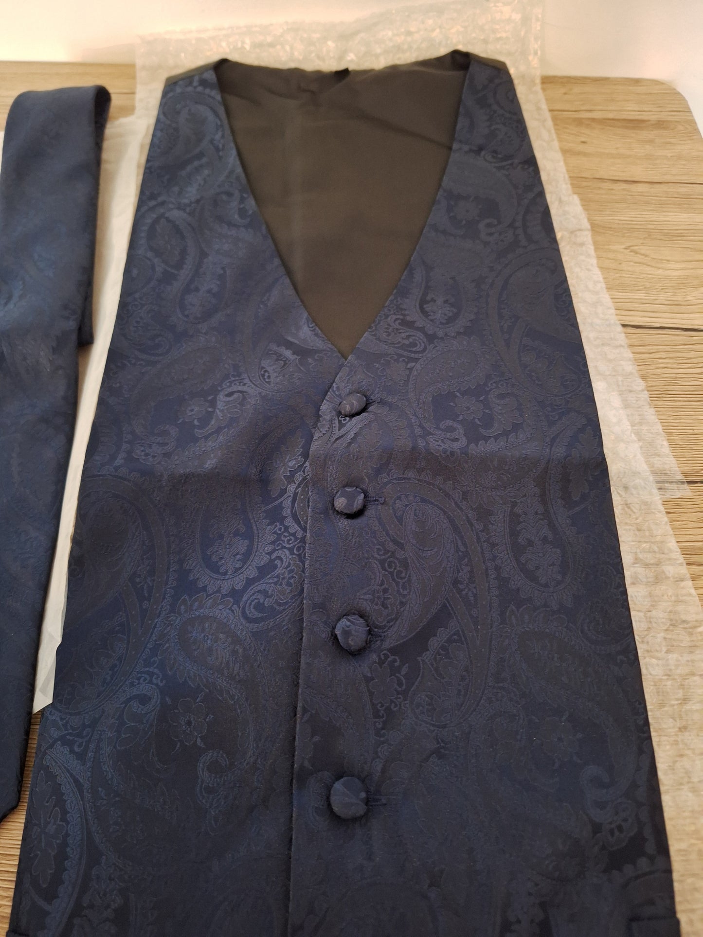 Ensemble Gilet + Cravate + Mouchoir + Boutons de manchette – Bleu profond, taille L