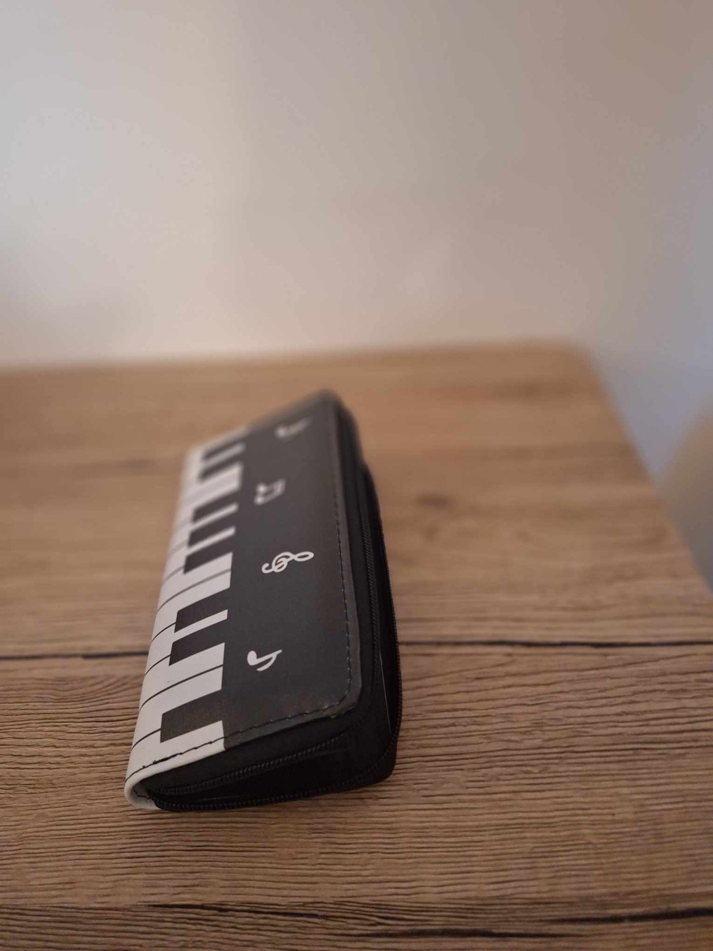 Beautiful elegant wallet with piano and musical notes pattern 🎹