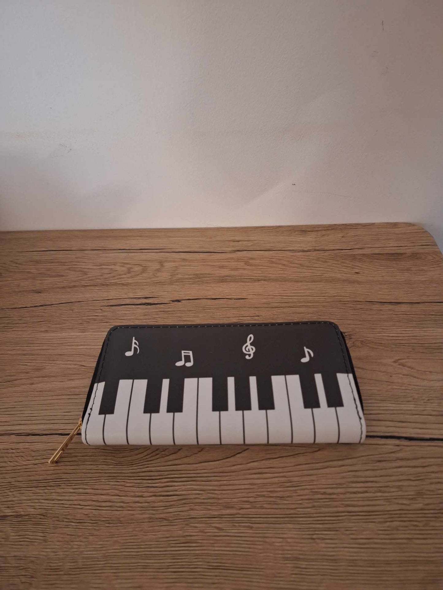 Beautiful elegant wallet with piano and musical notes pattern 🎹