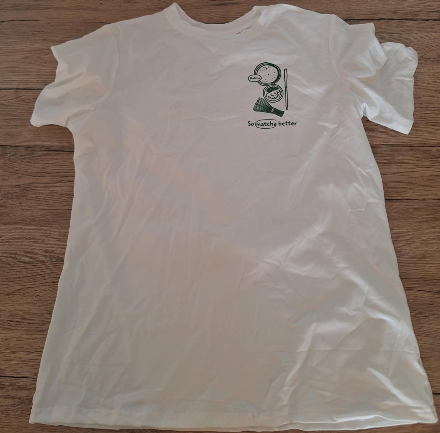 🌱 3. T-shirt So Matcha Better – Fouet, cuillère, ustensiles