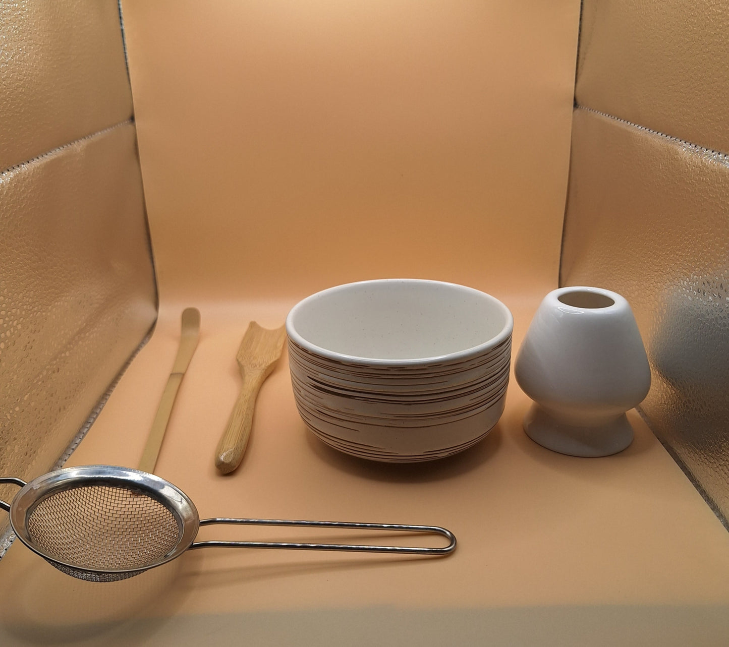 “Senmon” – 5-piece ceramic Matcha set – 線紋: Traces of tea
