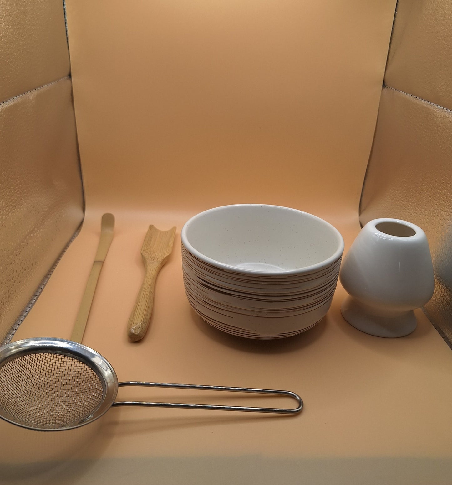 “Senmon” – 5-piece ceramic Matcha set – 線紋: Traces of tea