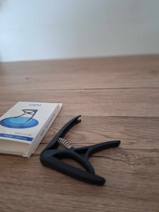 🎸 Capodastre 3-en-1 pour Guitare & Ukulélé , Porte-Médiator & Pince à Accorder 🎶