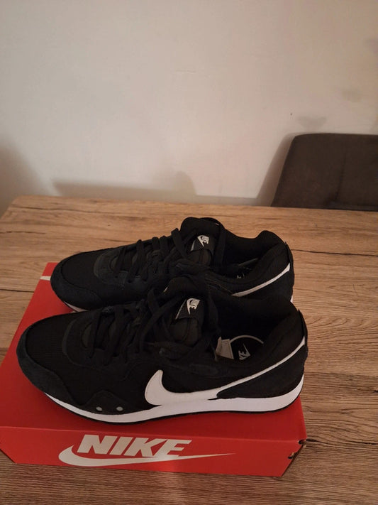 Nike Venture Runner (Black/White, Size 40)