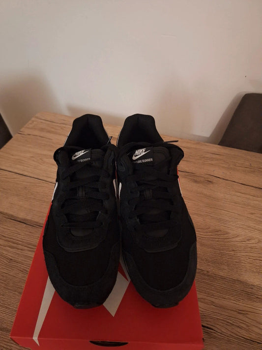 Nike Venture Runner (Black/White, Size 40)
