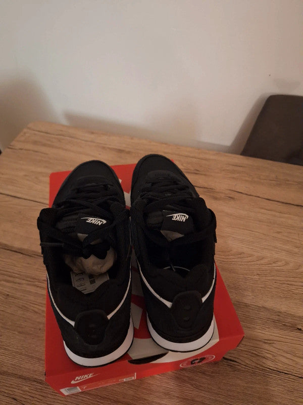 Nike Venture Runner (Black/White, Size 40)