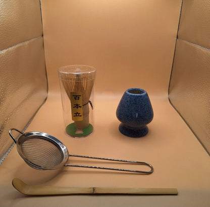 Set de Matcha 4 pièces – Support bleu à point blancs