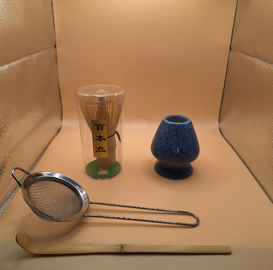 Set de Matcha 4 pièces – Support bleu à point blancs