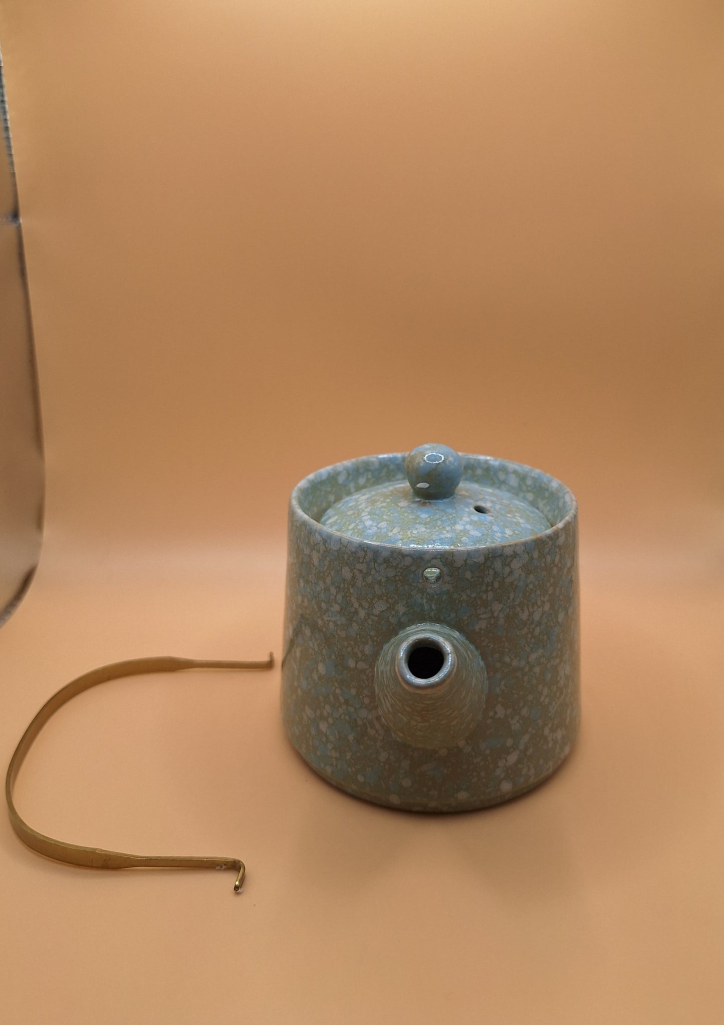 🌿 Superbe Théière en Céramique Bleu Céladon – 200 ml – Poignée Dorée & Design