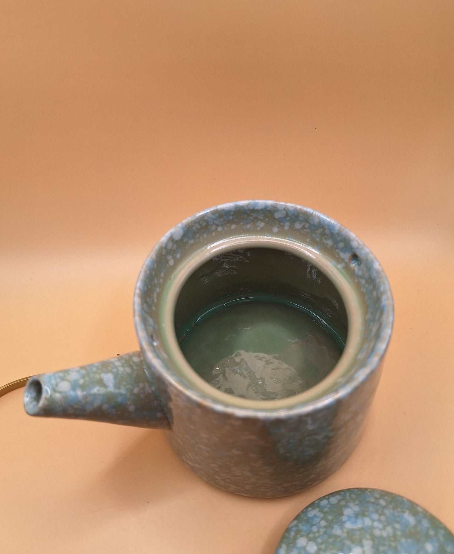 🌿 Superbe Théière en Céramique Bleu Céladon – 200 ml – Poignée Dorée & Design