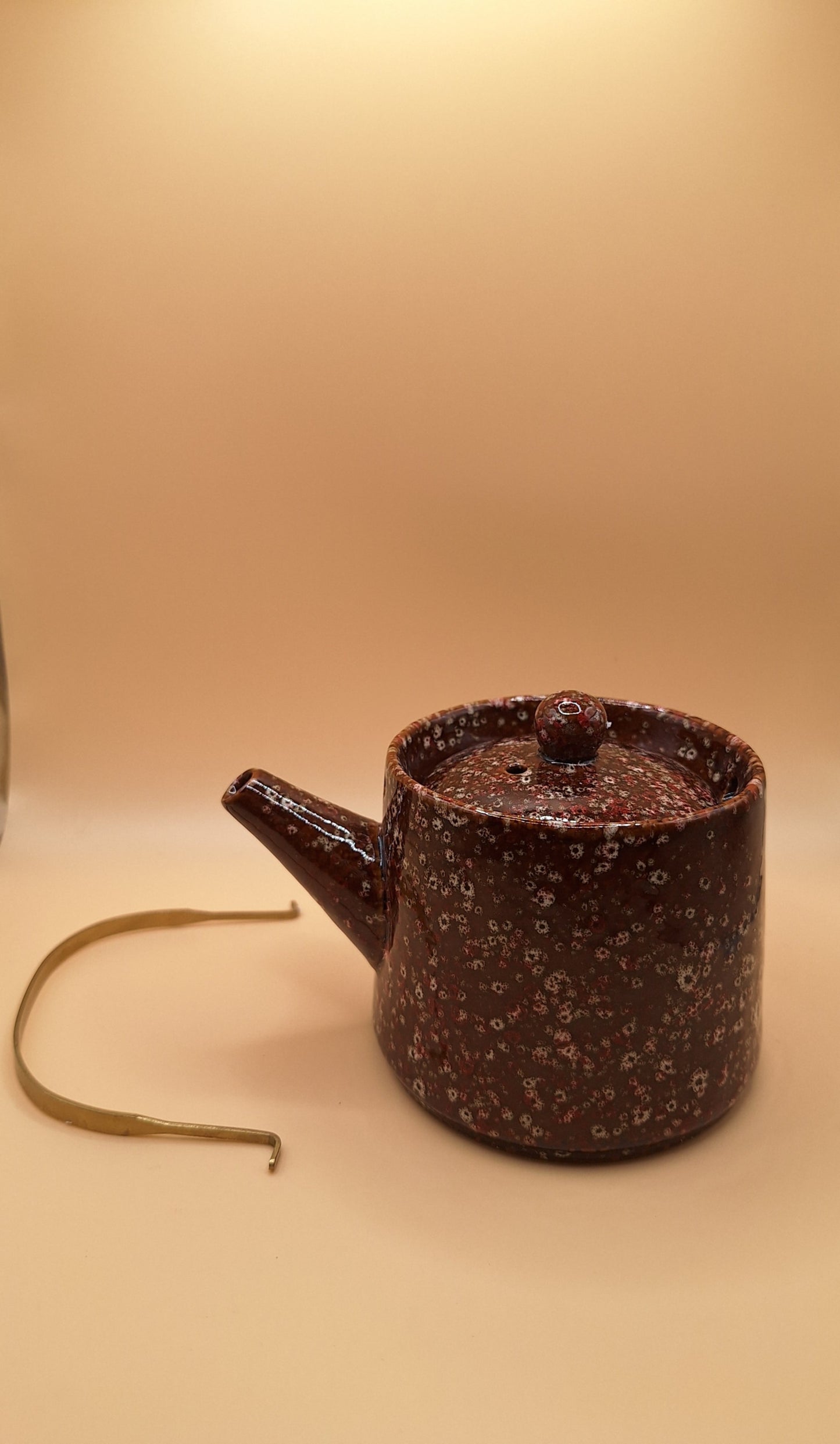 🌿 Théière en Céramique Marron & Rose Moucheté – 200 ml – Poignée Dorée & Design Anti-Brûlure -