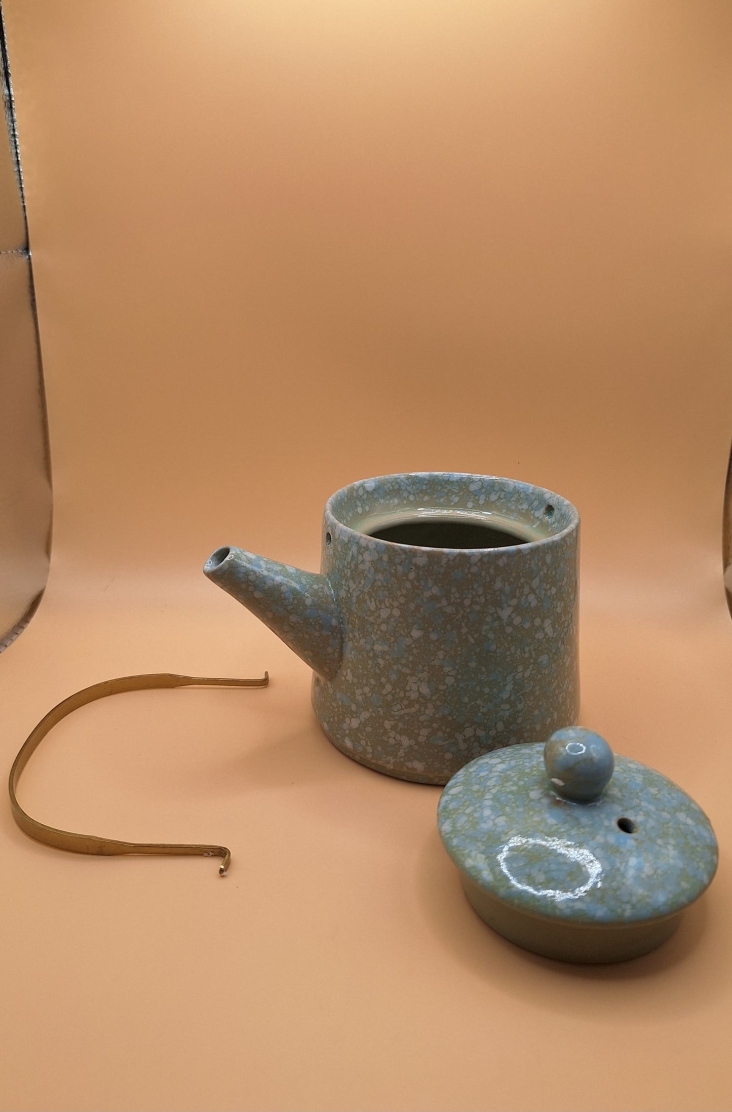 🌿 Superbe Théière en Céramique Bleu Céladon – 200 ml – Poignée Dorée & Design