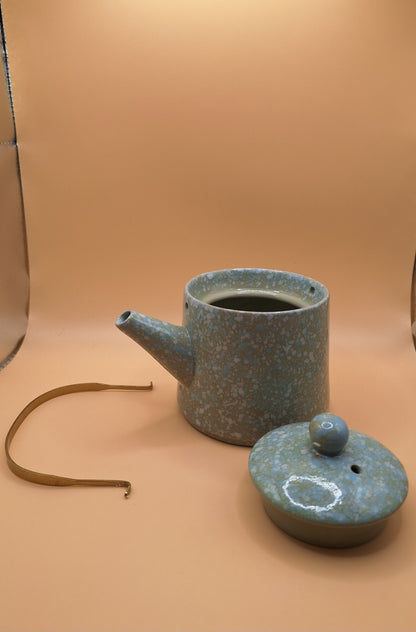 🌿 Superbe Théière en Céramique Bleu Céladon – 200 ml – Poignée Dorée & Design