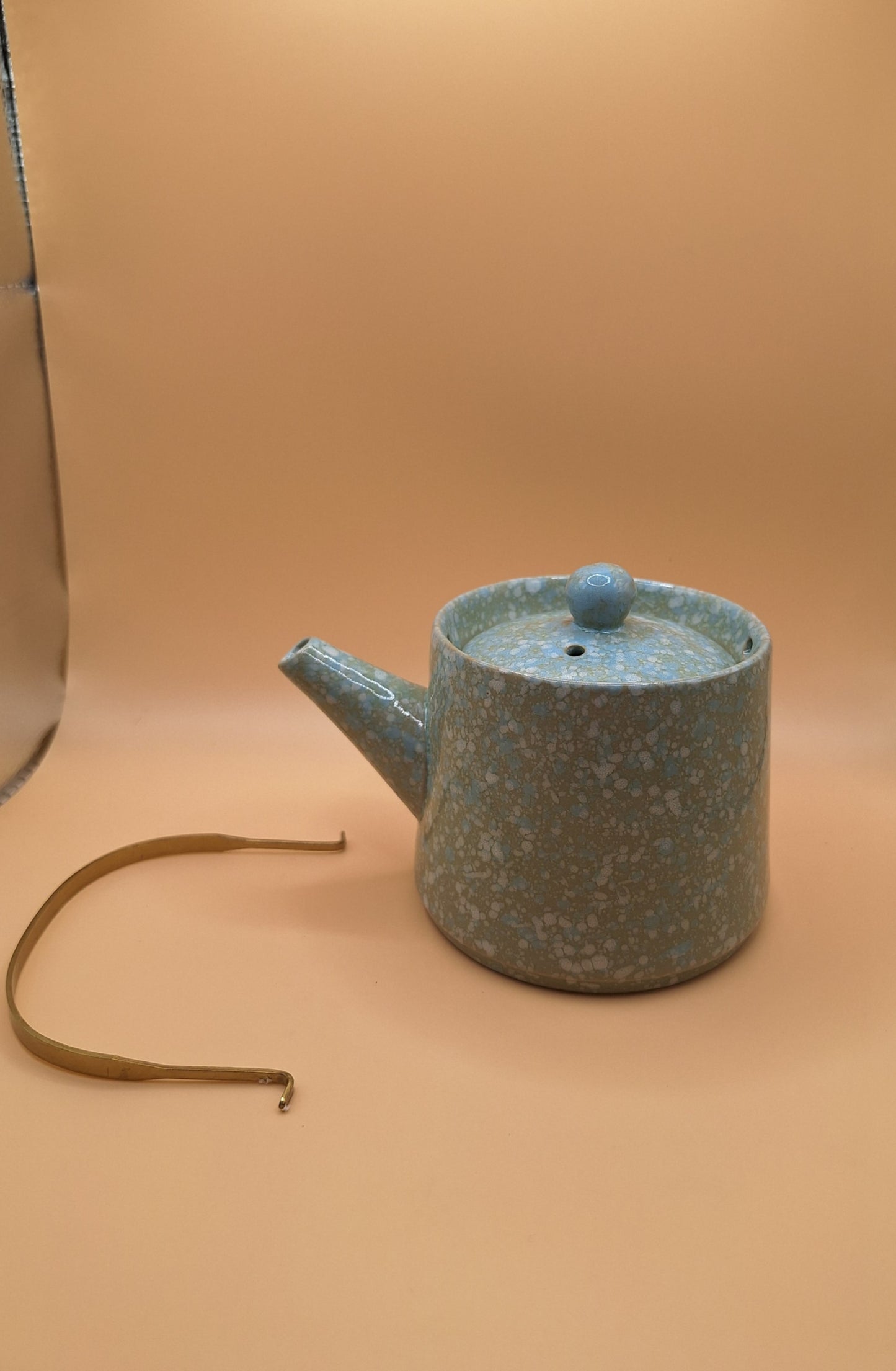 🌿 Superbe Théière en Céramique Bleu Céladon – 200 ml – Poignée Dorée & Design