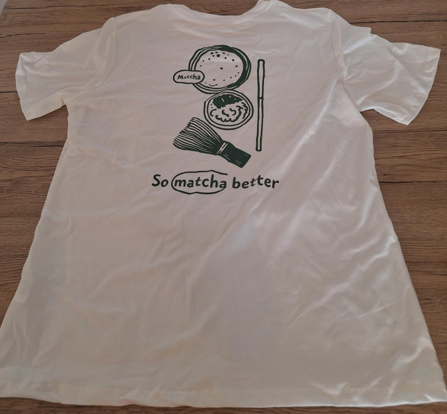 🌱 3. T-shirt So Matcha Better – Fouet, cuillère, ustensiles