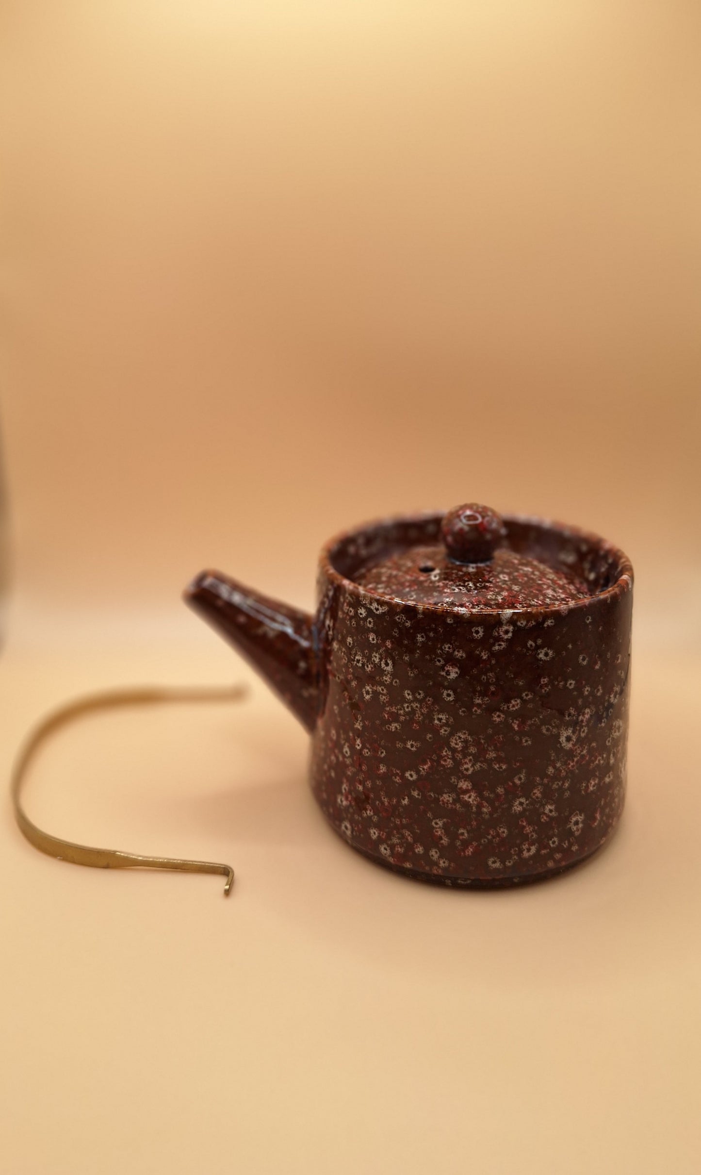 🌿 Théière en Céramique Marron & Rose Moucheté – 200 ml – Poignée Dorée & Design Anti-Brûlure -